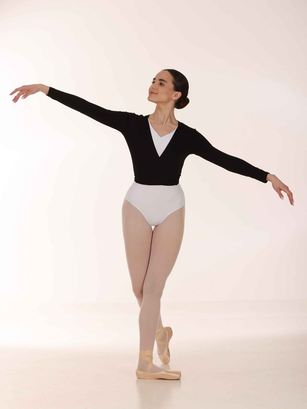 Cache-cœur crossover en maille pour danse, ciblé pour femme, design croisé élégant, parfait pour la pratique de la danse ou les échauffements, deux longues bandes pour l'attacher facilement, couleur noire