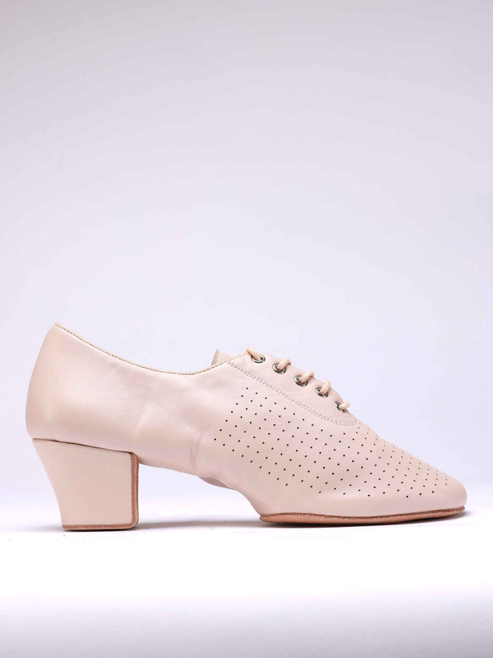 Zapatos de baile latino pour bailarinas professionnelles, modèle Inna, particulièrement adaptées aux enseignantes, talon plat de 4,5 cm, laçage frontal, couleur nue rosé - vue de côté