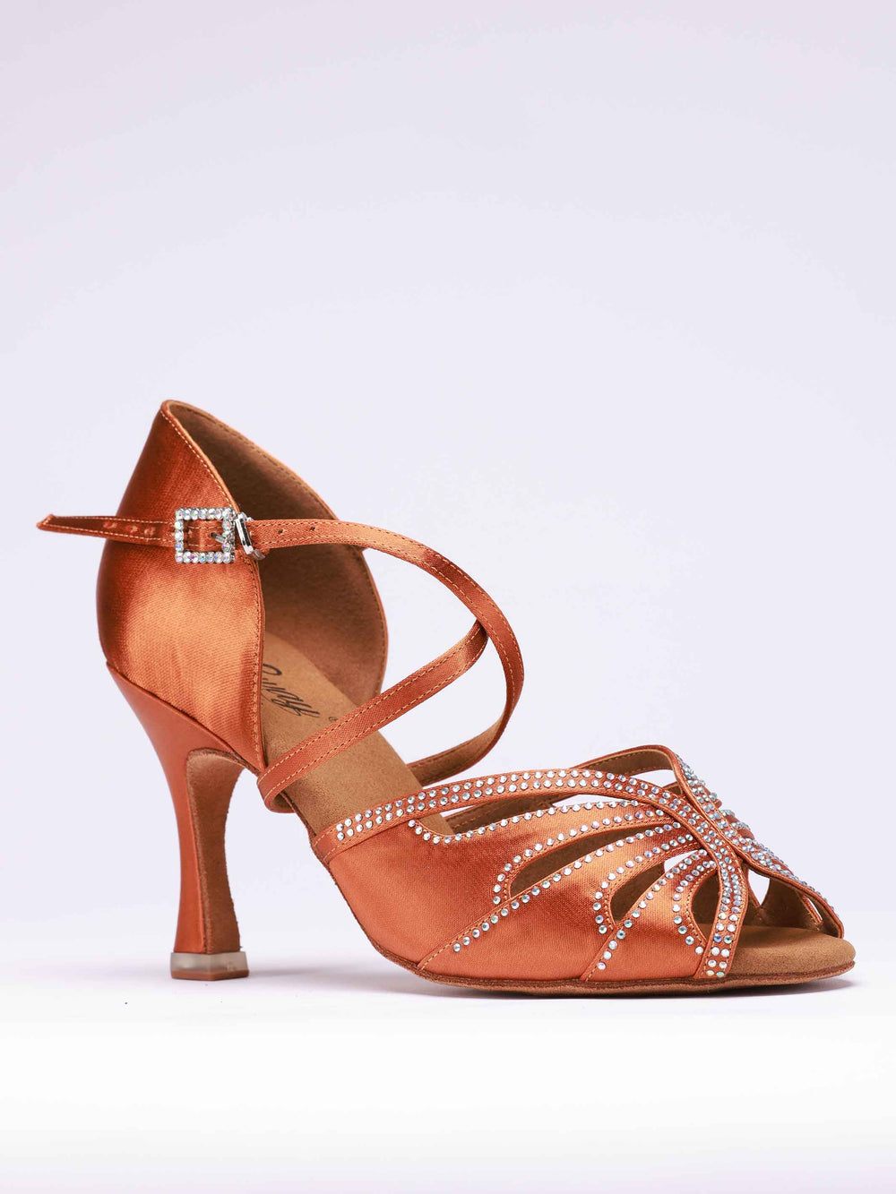 Zapatos de baile latino para mujer, modèle April, couleur tannée, avec côtés fermés pour un meilleur maintien. Leur design orné de pedrería assortis apporte une touche sophistiquée, tandis que la boucle métallique réglable garantit un ajustement sécurisé. Équipées d'un talon rétro de 8,5 cm, ces chaussures allient elegancia et performance pour les bailarinas de latine