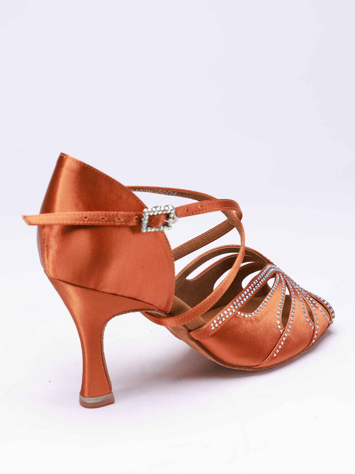 Zapatos de baile latino para mujer, modèle April, couleur tannée, avec côtés fermés pour un meilleur maintien. Leur design orné de pedrería assortis apporte une touche sophistiquée, tandis que la boucle métallique réglable garantit un ajustement sécurisé. Équipées d&