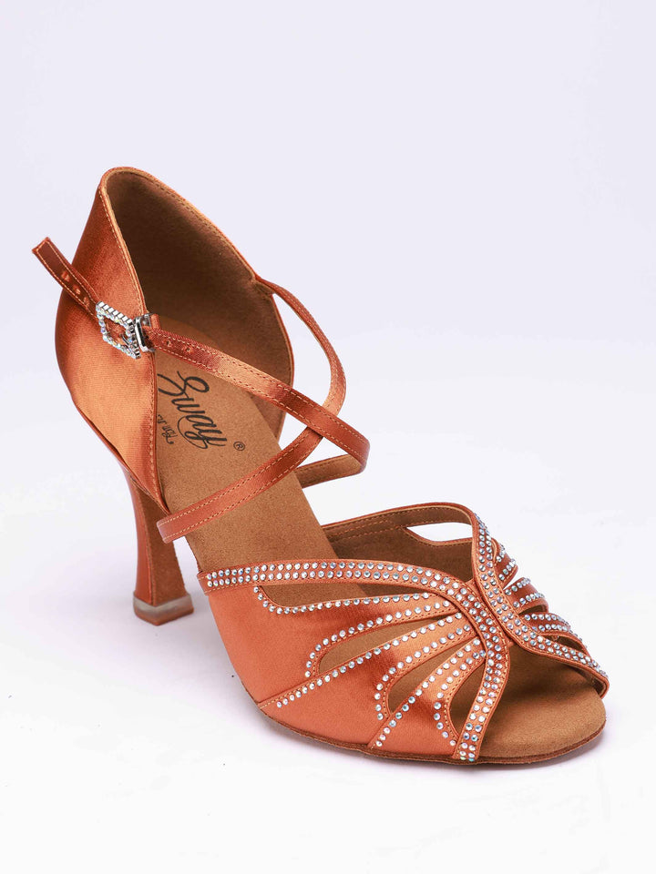 Zapatos de baile latino para mujer, modèle April, couleur tannée, avec côtés fermés pour un meilleur maintien. Leur design orné de pedrería assortis apporte une touche sophistiquée, tandis que la boucle métallique réglable garantit un ajustement sécurisé. Équipées d&