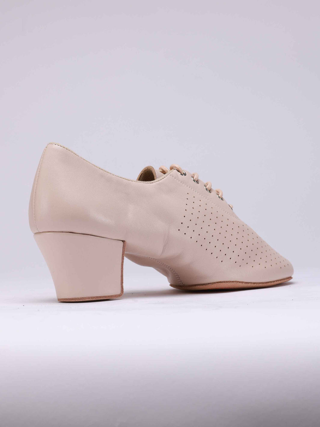 Zapatos de baile latino pour bailarinas professionnelles, modèle Inna, particulièrement adaptées aux enseignantes, talon plat de 4,5 cm, laçage frontal, couleur nue rosé - vue arrière