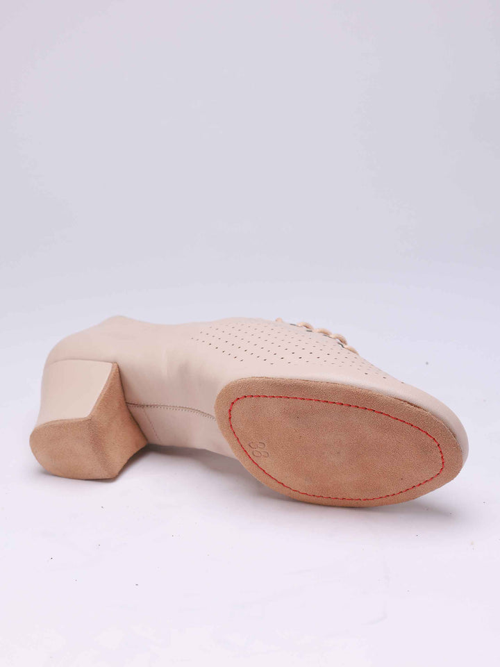 Zapatos de baile latino pour bailarinas professionnelles, modèle Inna, particulièrement adaptées aux enseignantes, talon plat de 4,5 cm, laçage frontal, couleur nue rosé - vue de bas