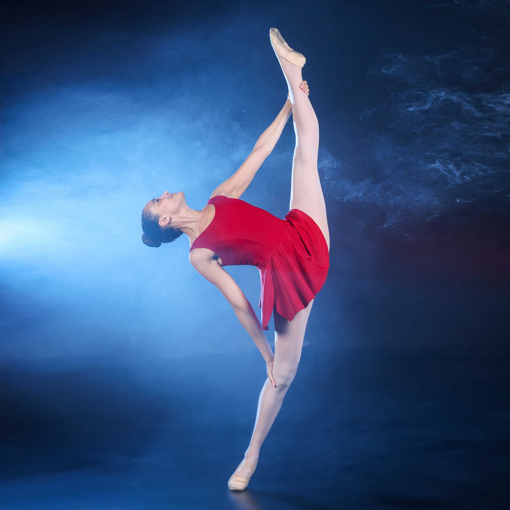 Bailarina de ballet con vestido de danza rojo, representando la colección de ropa de danza roja de Sway.