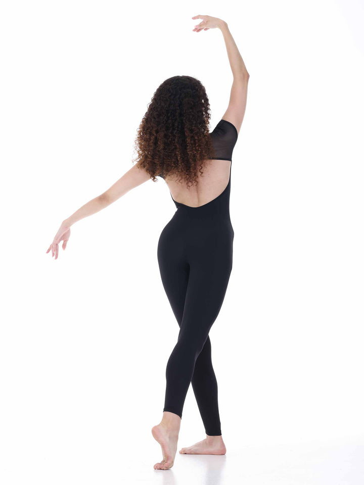Danseuse vue de dos portant la unitard de danse Sway – modèle Sheer Cap Sleeve Dance Unitard en negro, mettant en avant le dos échancré et les manches transparentes, sur fond blanco.