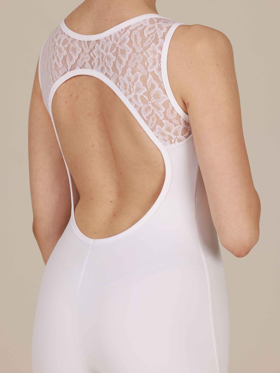 Unitard mujer à manches tank en encaje pour danse et yoga, avec dos ouvert circulaire en encaje, couleur blancohe - gros plan sur la vue arrière