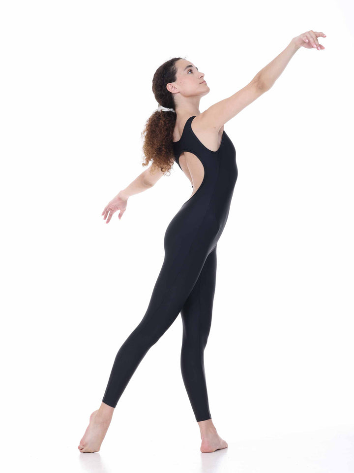 Danseuse portant le maillots intégral Sway – modèle Circular Back Tank Dance Unitard en negro, exécutant une pose de ballet avec les bras levés, sur fond blanco.