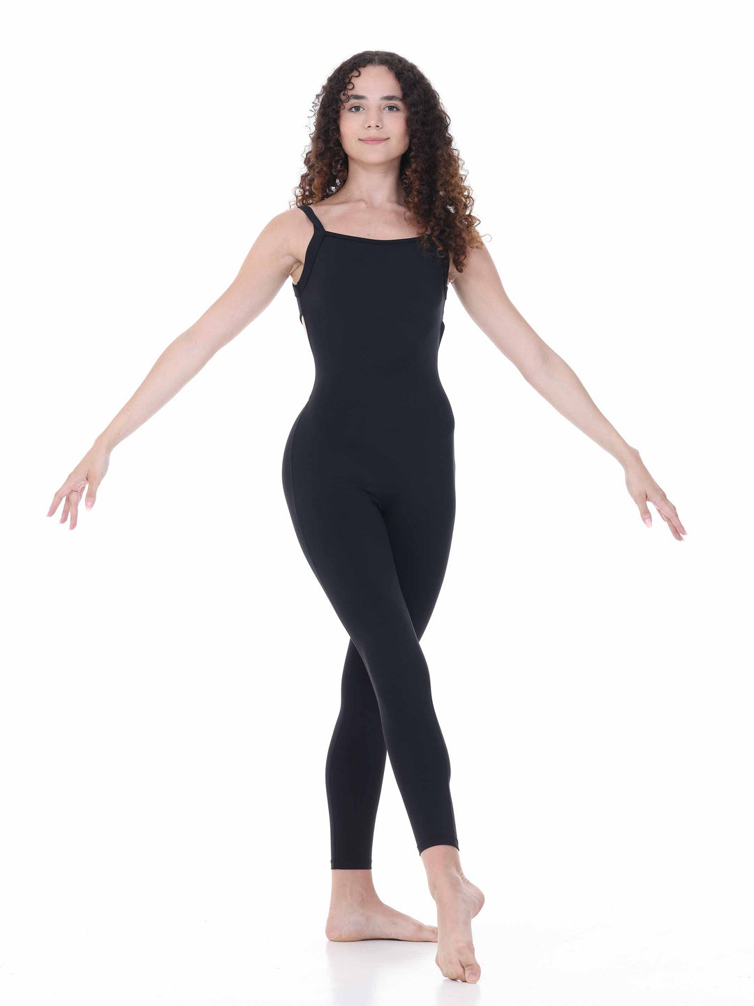 Vue de face d’une bailarina en unitard negro à larges bretelles – look minimaliste pour clase de danse.