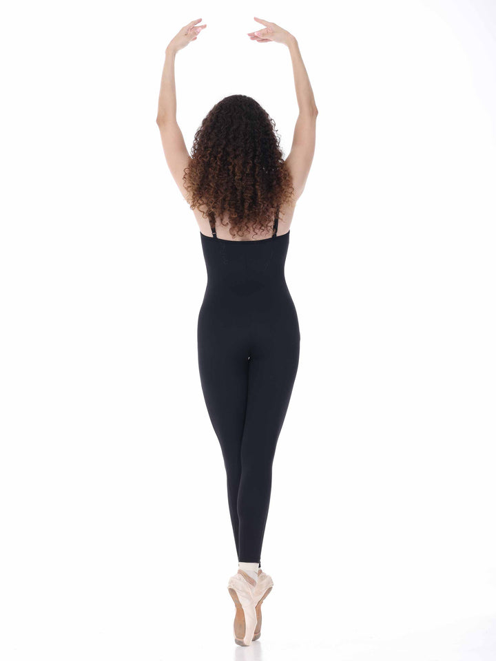 Vue arrière d’une bailarina en unitard negro, bras levés – tenue de danse Sway inspirée du style classique.