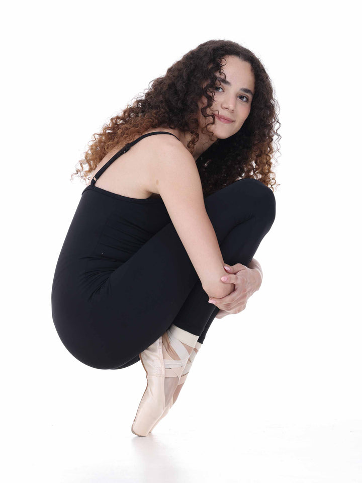 Portrait assis d’une bailarina en unitard negro, ambiance studio – look mode danza contemporánea.
