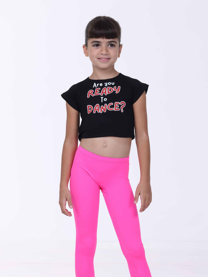 Crop top negro para jeune bailarina – slogan rojo y blanco en le devant, coupe courte moderne.