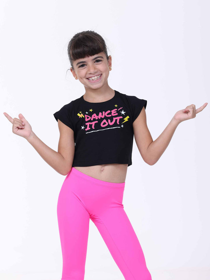 Crop top negro à mangas cortas para jeune bailarina – imprimé dynamique “Dance It Out”.