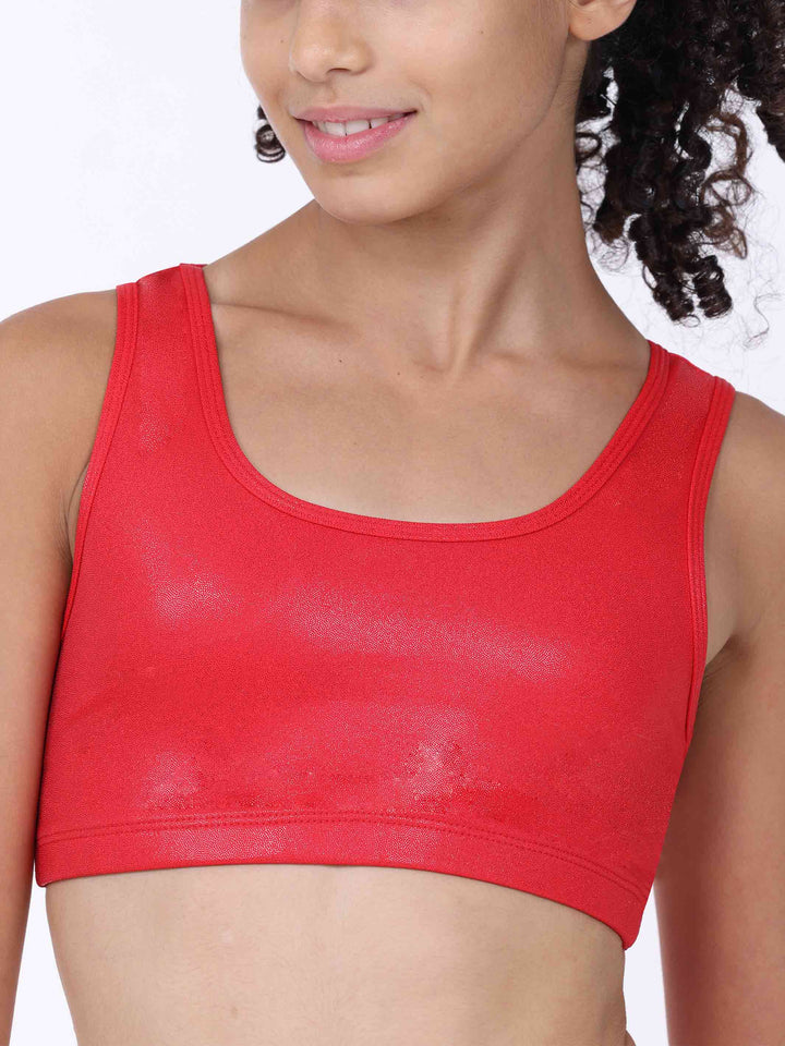 Gros plan sur la brassière de gymnastique rojo brillante para niña – en tissu elástico et scintillant.