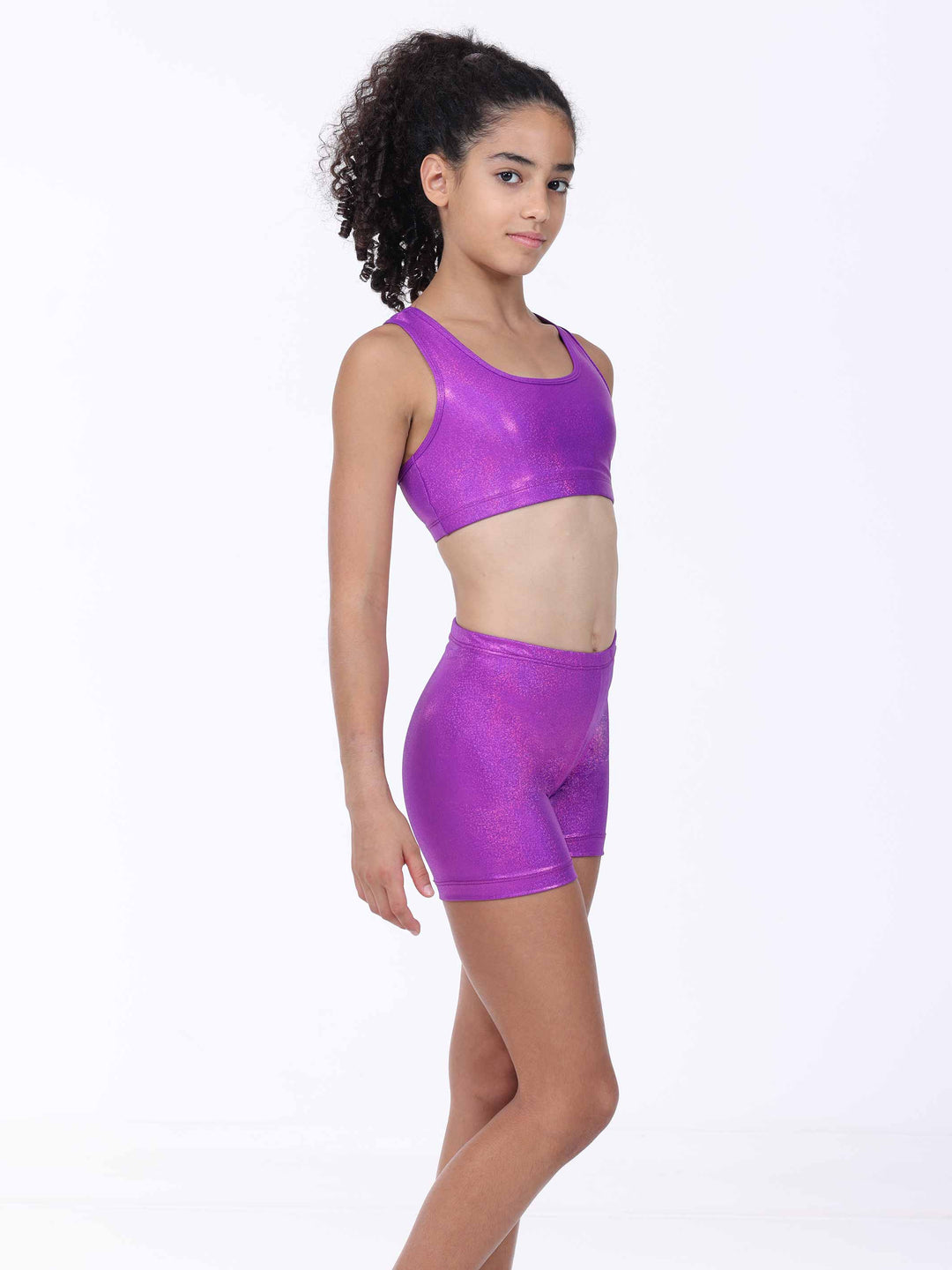 Vue de profil de l’ensemble de gymnastique violeta métallisé para niña – brassière et short assortis.