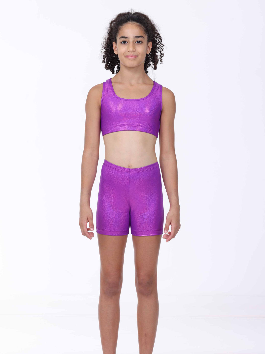 Vue avant complète de l’ensemble violeta métallisé – brassière sport y short assorti para niña.