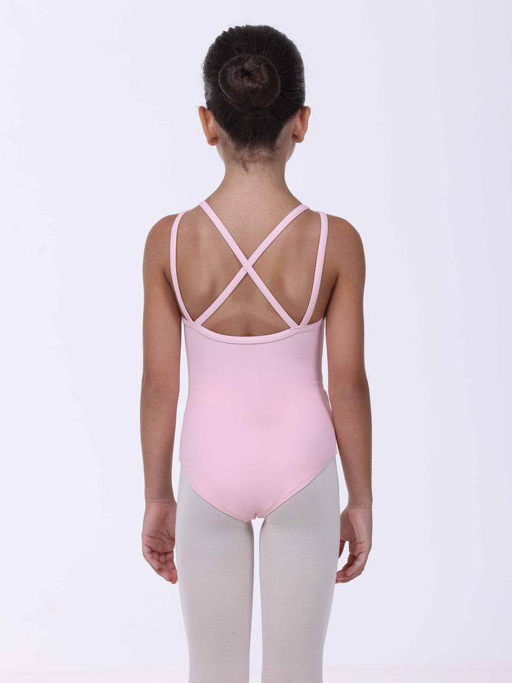 Personne portant un maillots rosa clair con des tirantes cruzados en un fond blanco