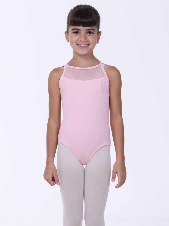 Jeune niña portant un maillot de ballet rosa clair con des panneaux en malla en un fond blanco