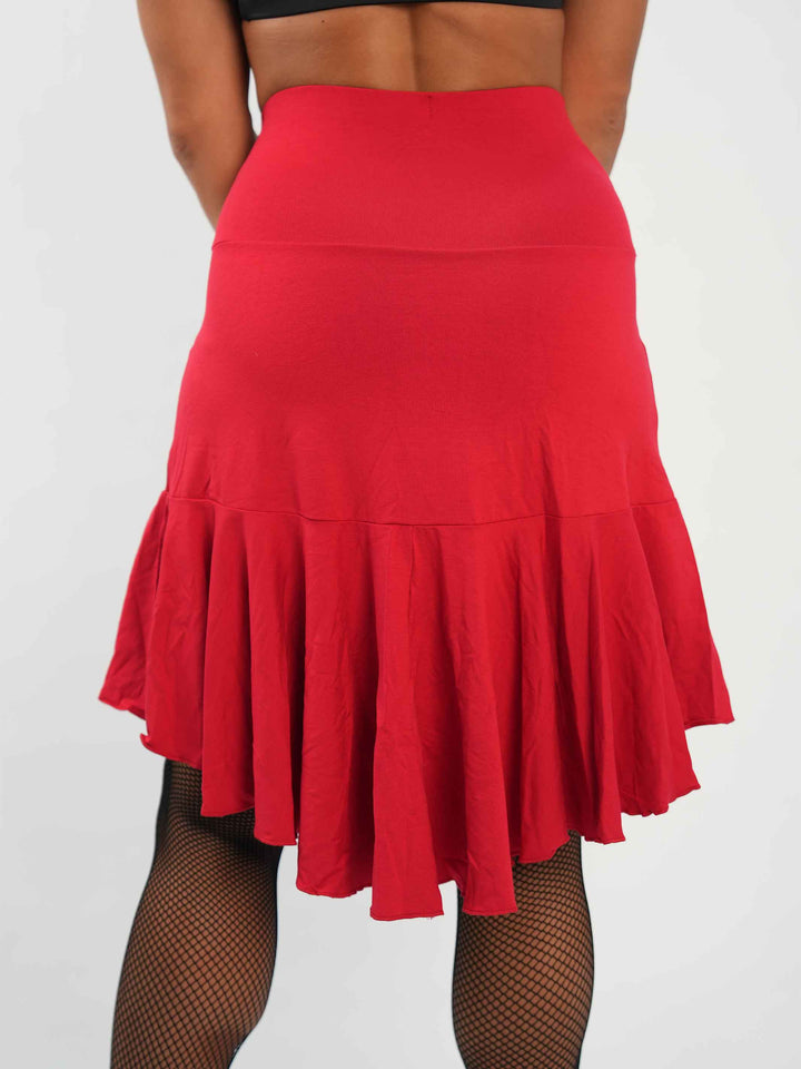 Détail du dos de la falda fishtail rojo – tissu fluido y plis amples.