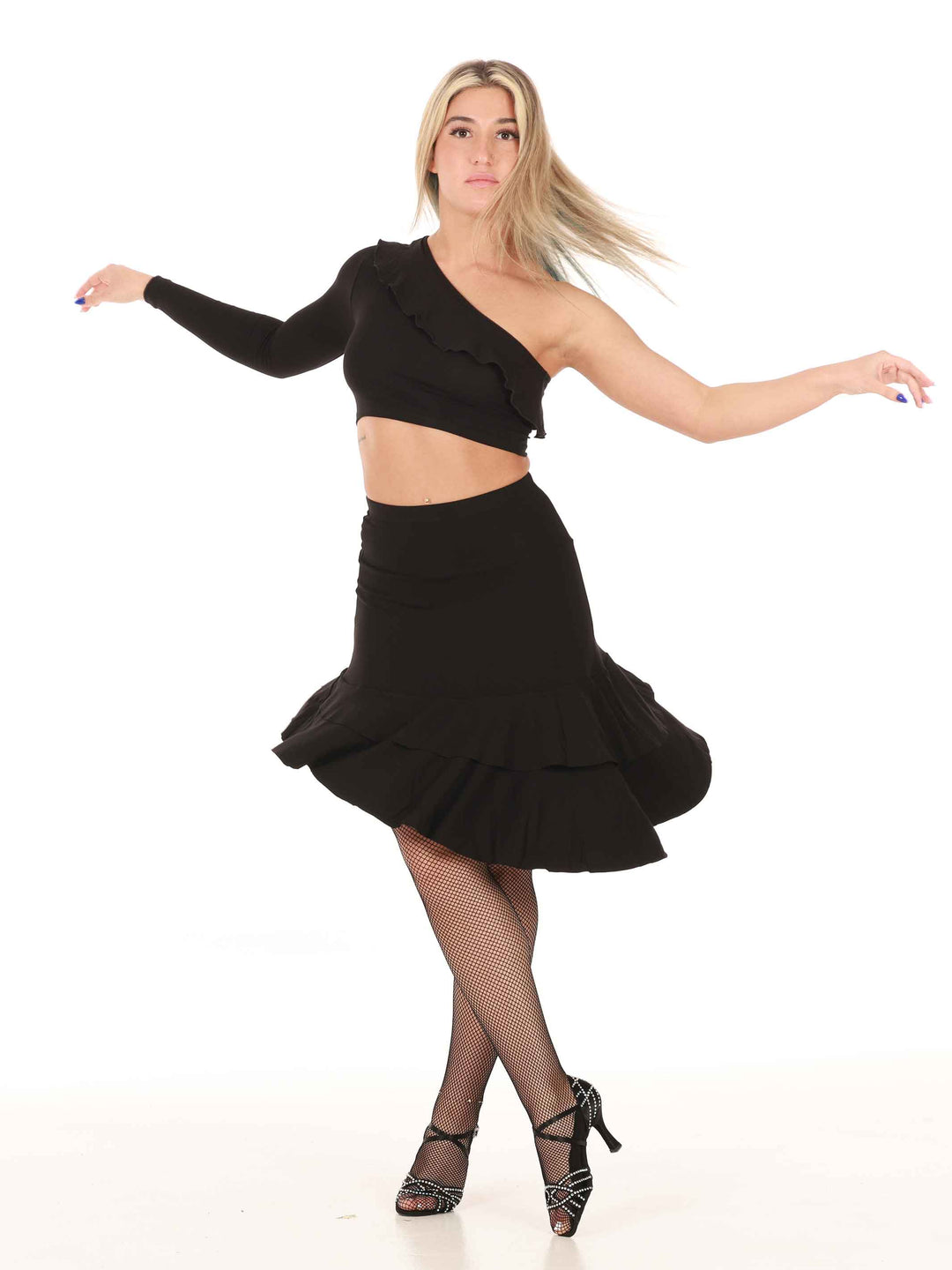 Falda de baile latino para mujer, ourlet asymétrique avec volants superposés, coupe taille haute, modèle Sofia, couleur negroe - vue en movimiento