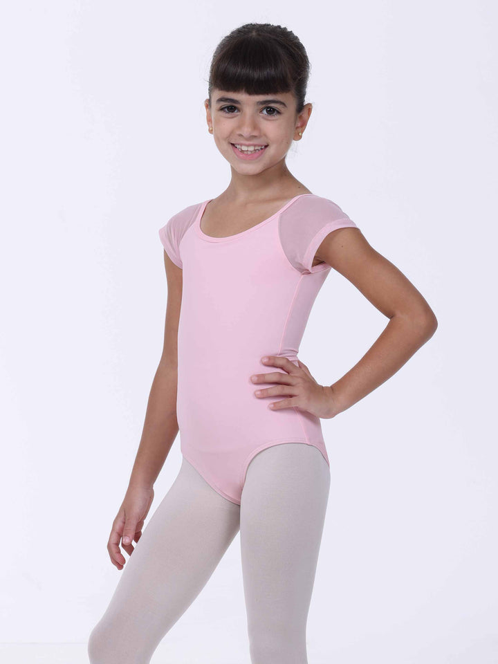Jeune bailarina souriante portant un maillots rosa clair – coupe classique y manches en tul.