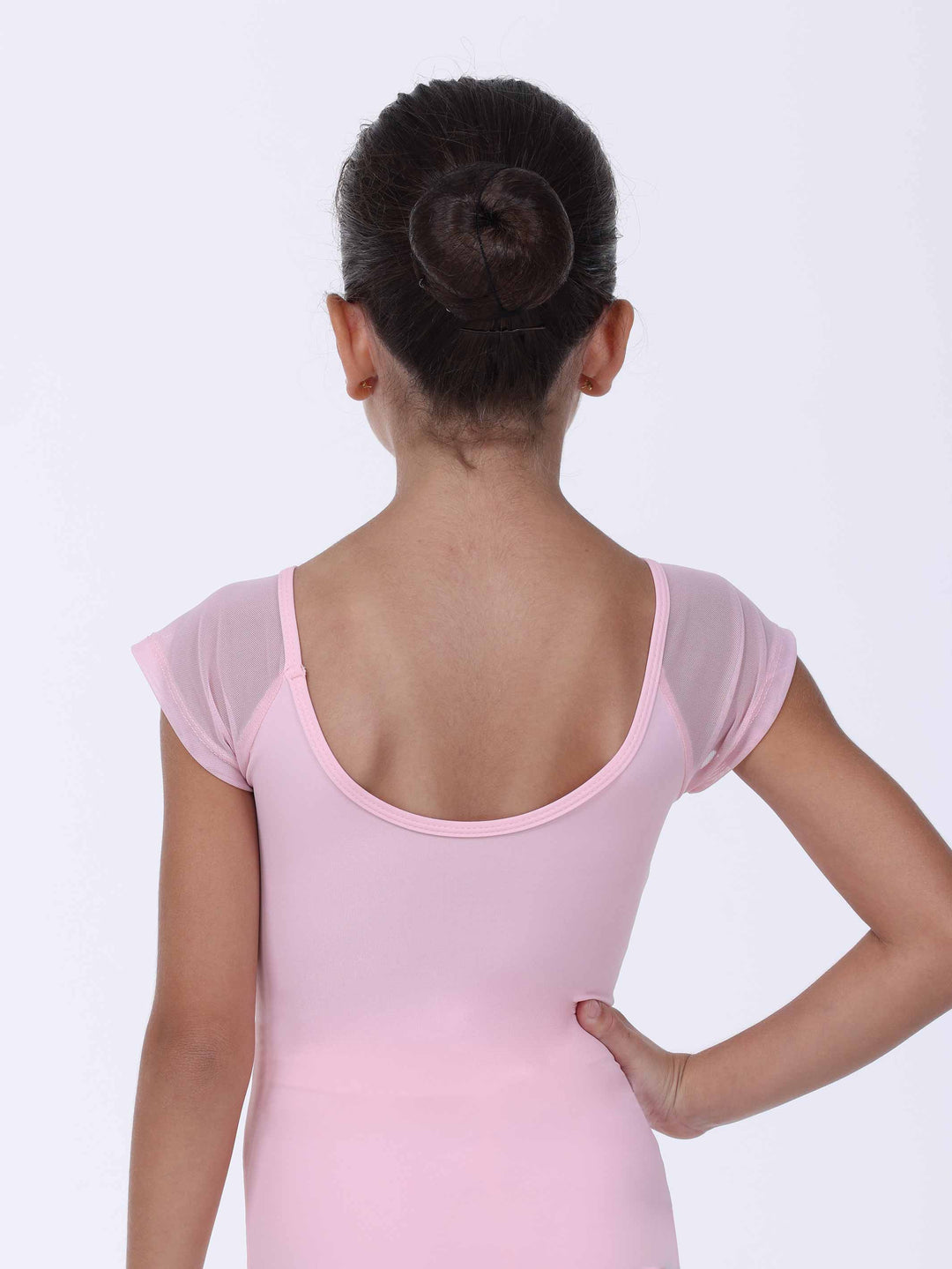 Vue de dos d’un maillots de danse rosa clair – dos échancré y manches transparentes.