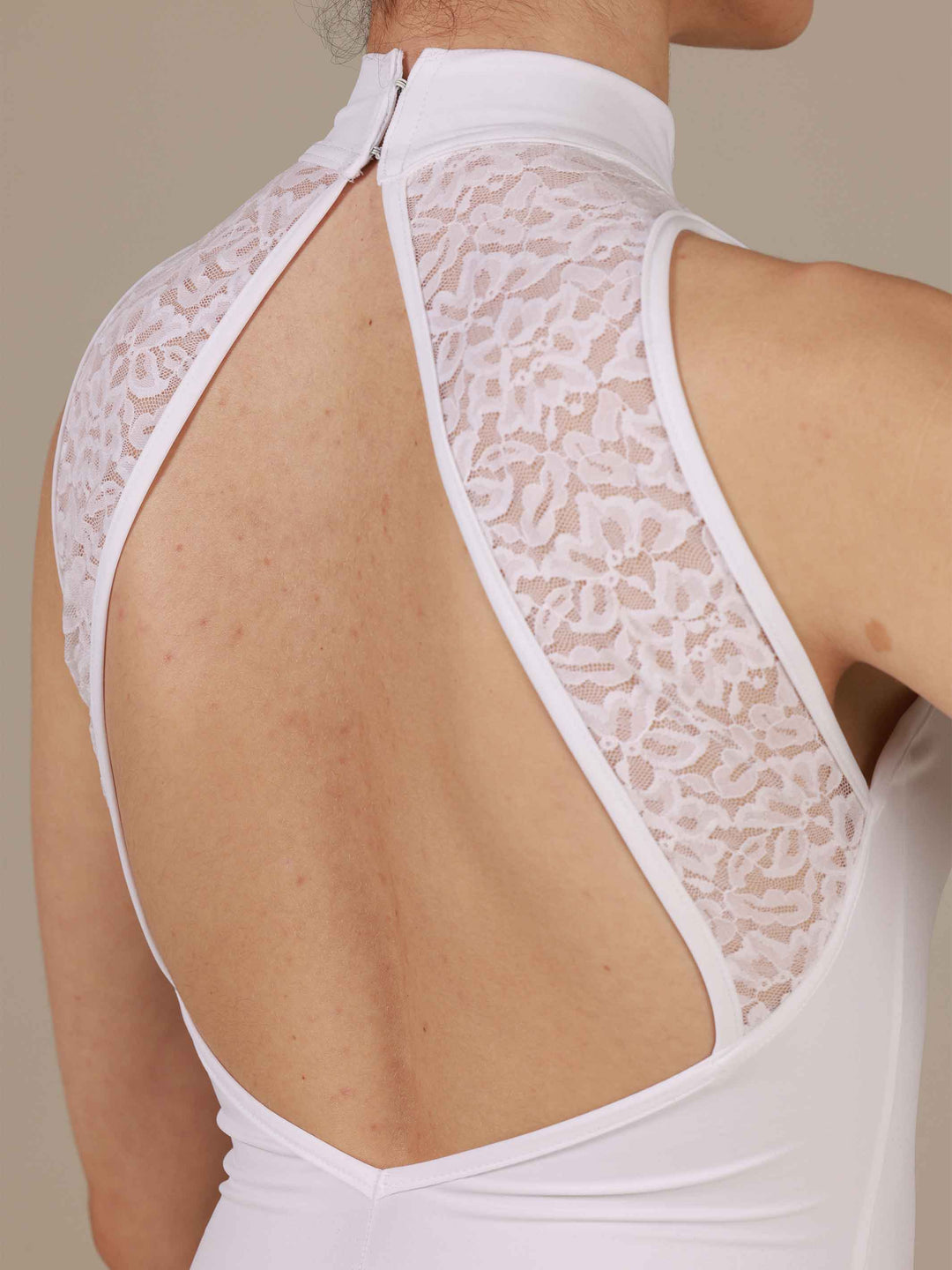 Maillots de ballet para mujer, haut col en encaje et espalda abierta, couleur blancohe, elegante et raffiné pour la ballet - gros plan de la vue arrière