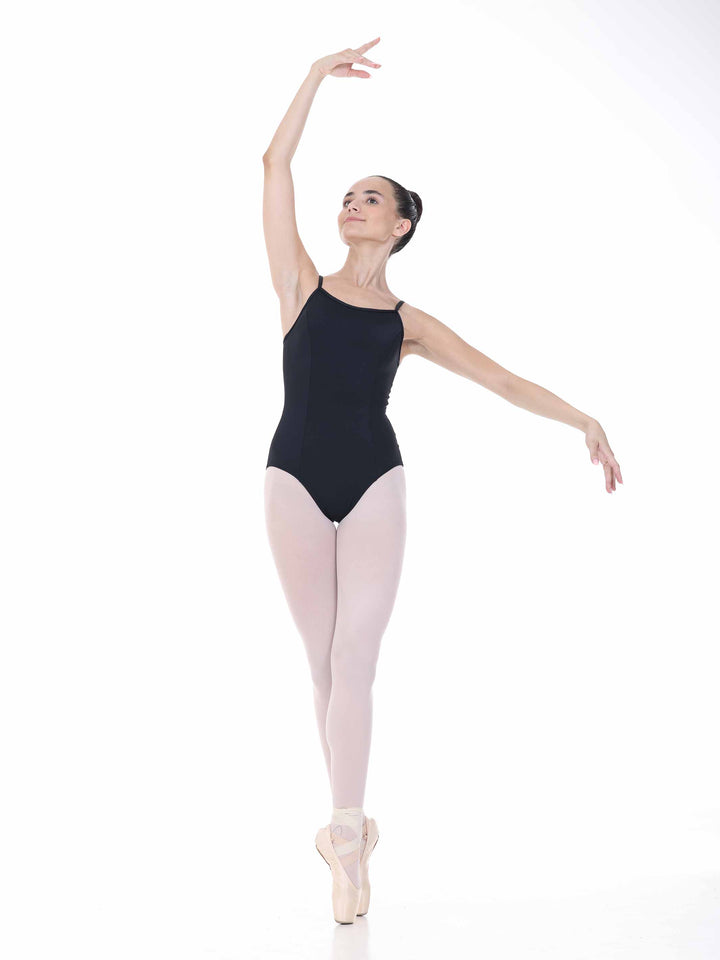Danseuse sur pointes portant un maillots negro ajustado – look sobre et elegante pour pratique du ballet.