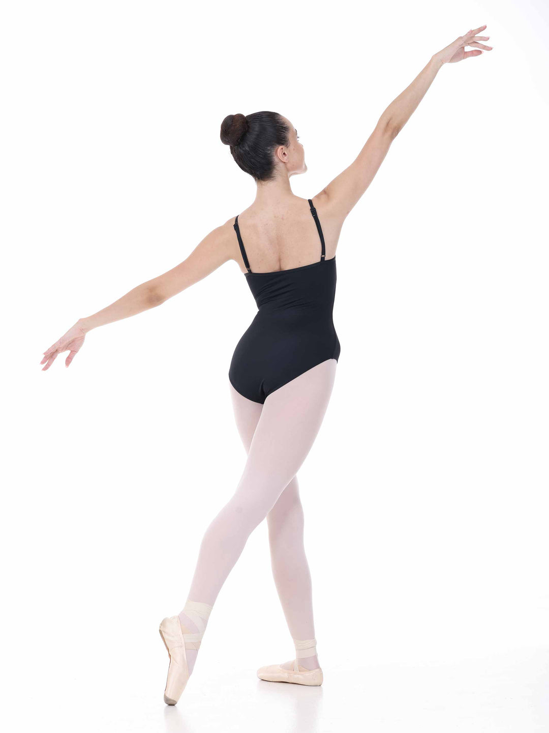 Vue arrière d’une bailarina en maillots negro avec bretelles réglables – tenue de escenario pour ballet.