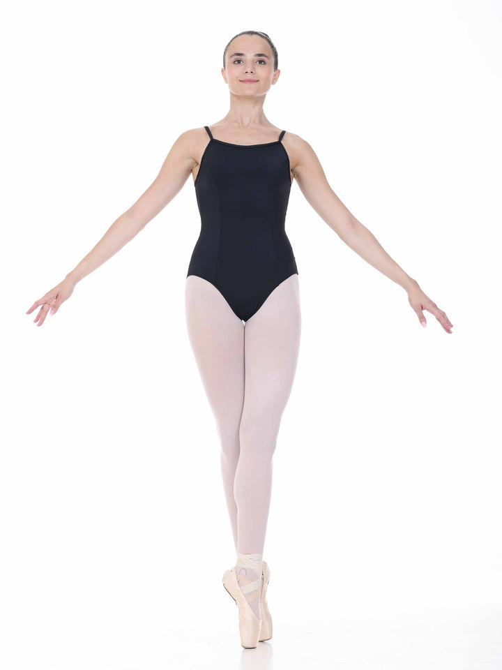 Danseuse en position de ballet sur pointes, vêtue d’un maillots negro – tenue féminine pour pratique de danse.