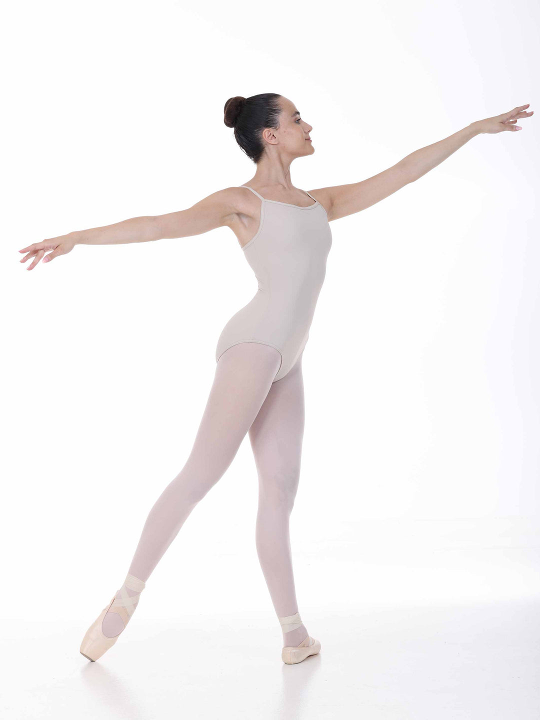 Maillots para mujer à bretelles ajustables pour ballet, beige, avec dos légèrement incurvé pour une touche elegante. Doté de bretelles réglables et d&