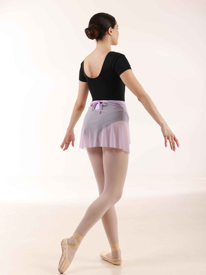 Maillots de ballet à mangas cortas, encolure arrondie et dos dégagé para mujer, couleur negro, porté avec une falda de couleur lilac - vue latérale