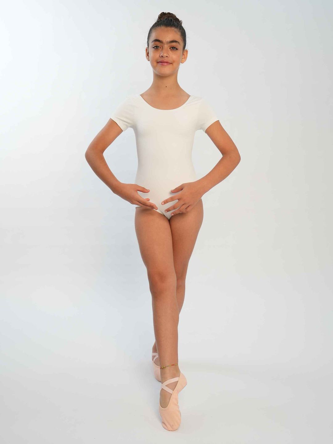 Maillots de ballet à mangas cortas para niña, style classique et sobre, encolure arrondie et dos dégagé, parfait pour les clase quotidiens de ballet et les performances, couleur blanco