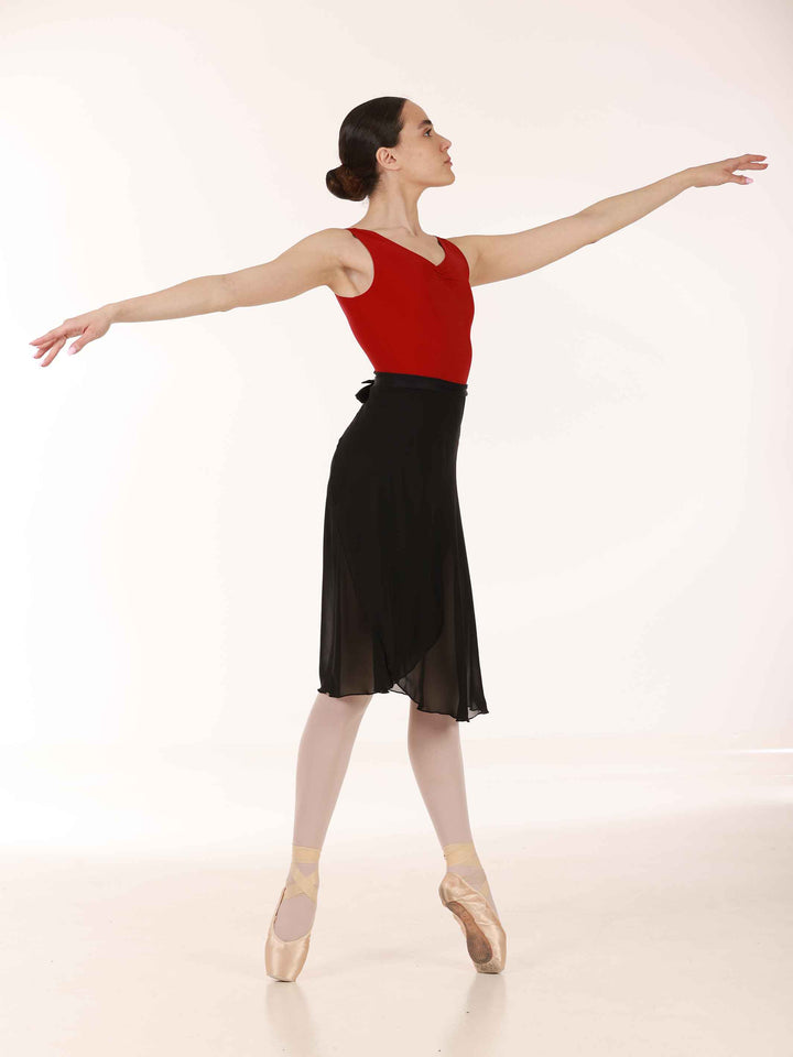 Maillots de ballet para mujer à manches tank, décolleté en V avec détail froncé, dos échancré, couleur bordeaux, porté avec une falda negro - vue latérale