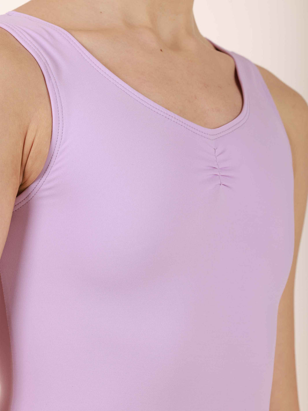 Maillots de ballet para mujer à manches tank, décolleté en V avec détail froncé, dos échancré, couleur lilac - gros plan sur la vue de face