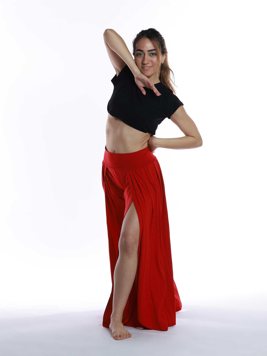 Danseuse en pantalón de danse rojo – modèle fluido à fente latérale para libertad de movimiento.