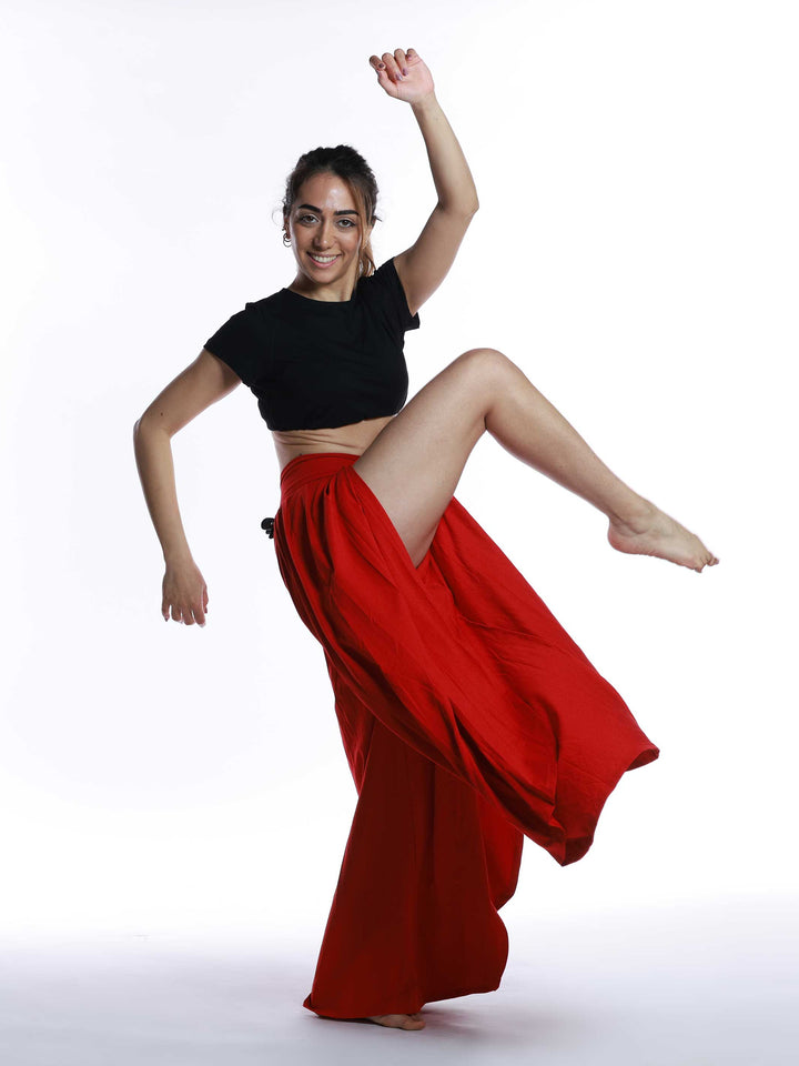 Danseuse en plein saut portant un pantalón Freeform rojo – tenue dynamique para danse jazz.