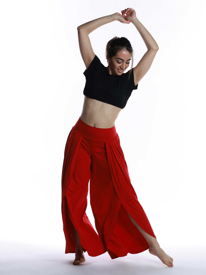 Pantalón rojo fluido para danza contemporánea – style Freeform à coupe ouverte.