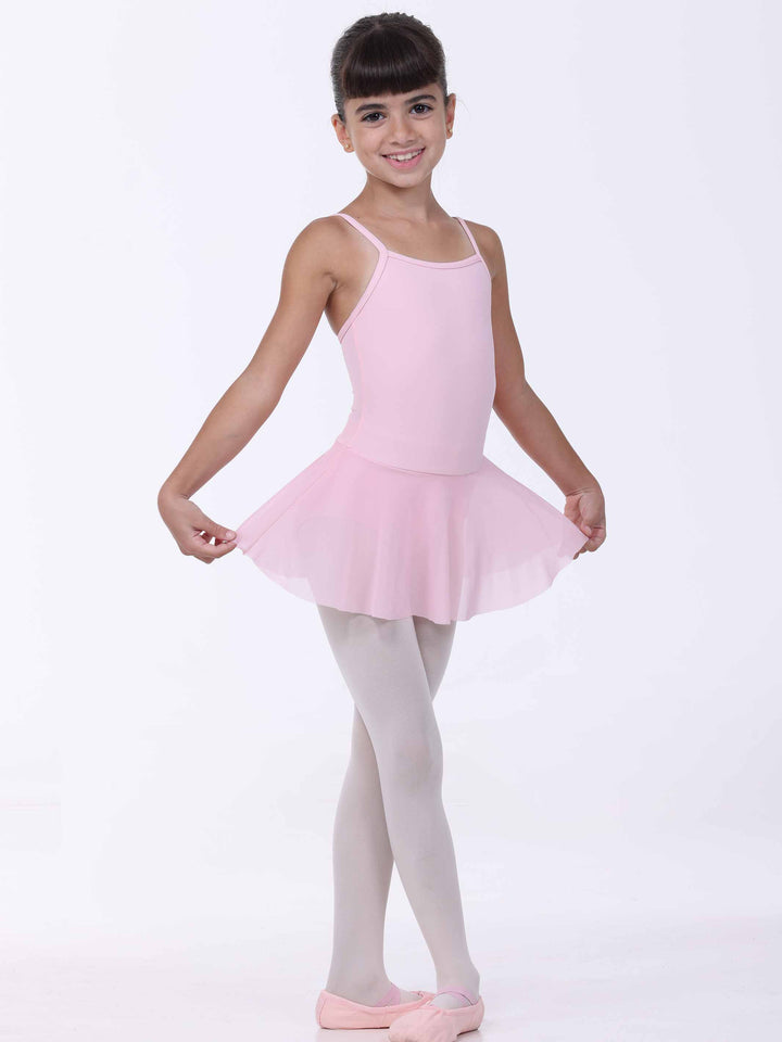 Jeune Tänzerin souriante portant une Kleid von danse rosa clair – bretelles fines und Rock légère.