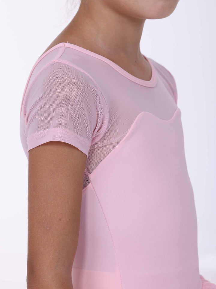 Vue rapprochée des mangas cortas en tul rosa – vestido de danse douce y elegante.