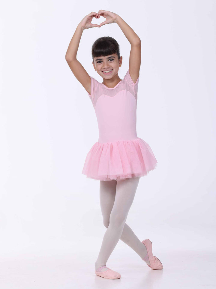 Danseuse en pose classique con vestido rosa clair – falda tutu y buste effet cœur.