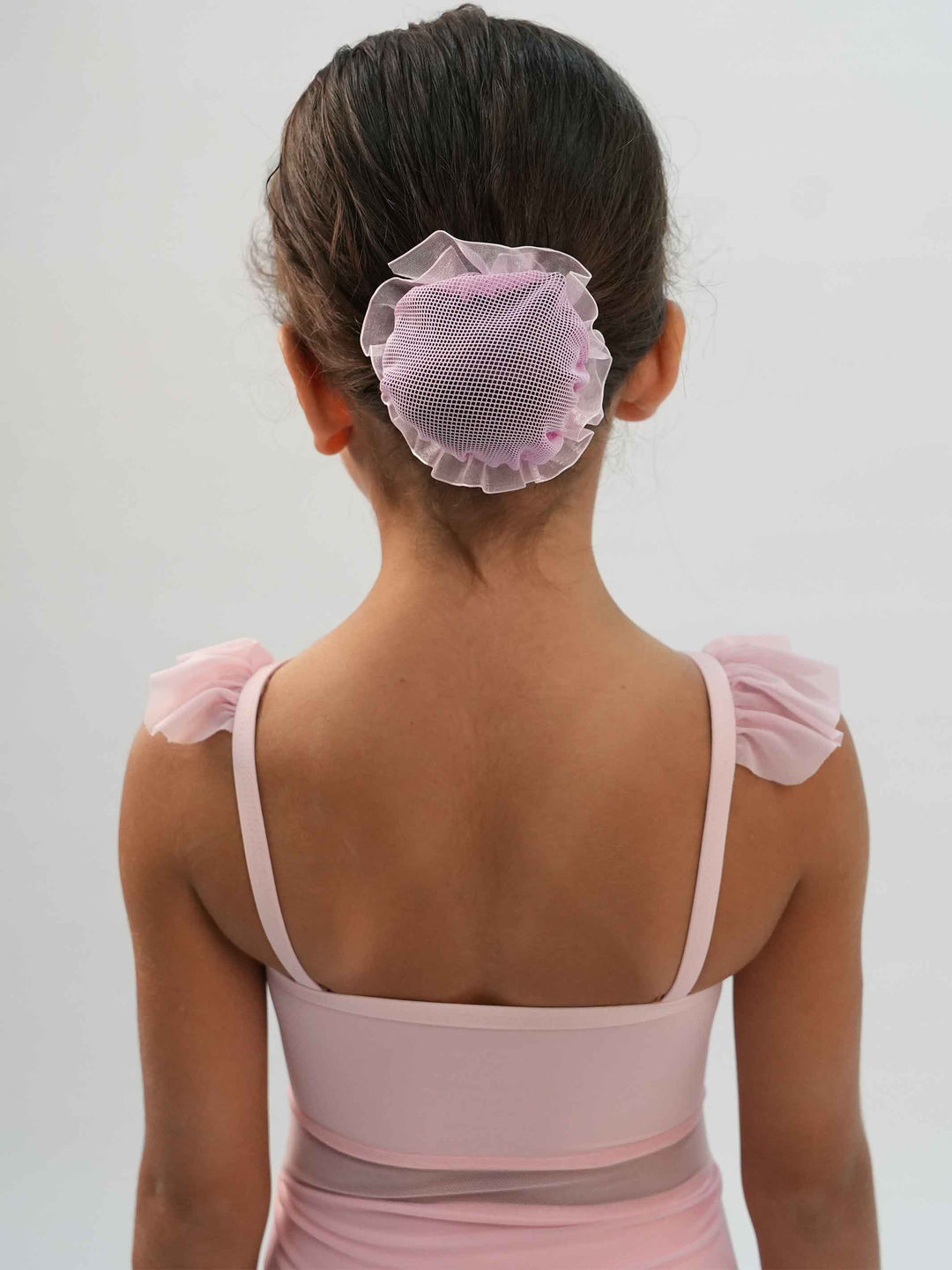 Vestido de ballet camisole avec manches volantes para niña, corsage avec panneau en mesh, falda attachée, design classique avec dos droit et devant en forme de V, couleur rosa clair - gros plan sur la vue arrière