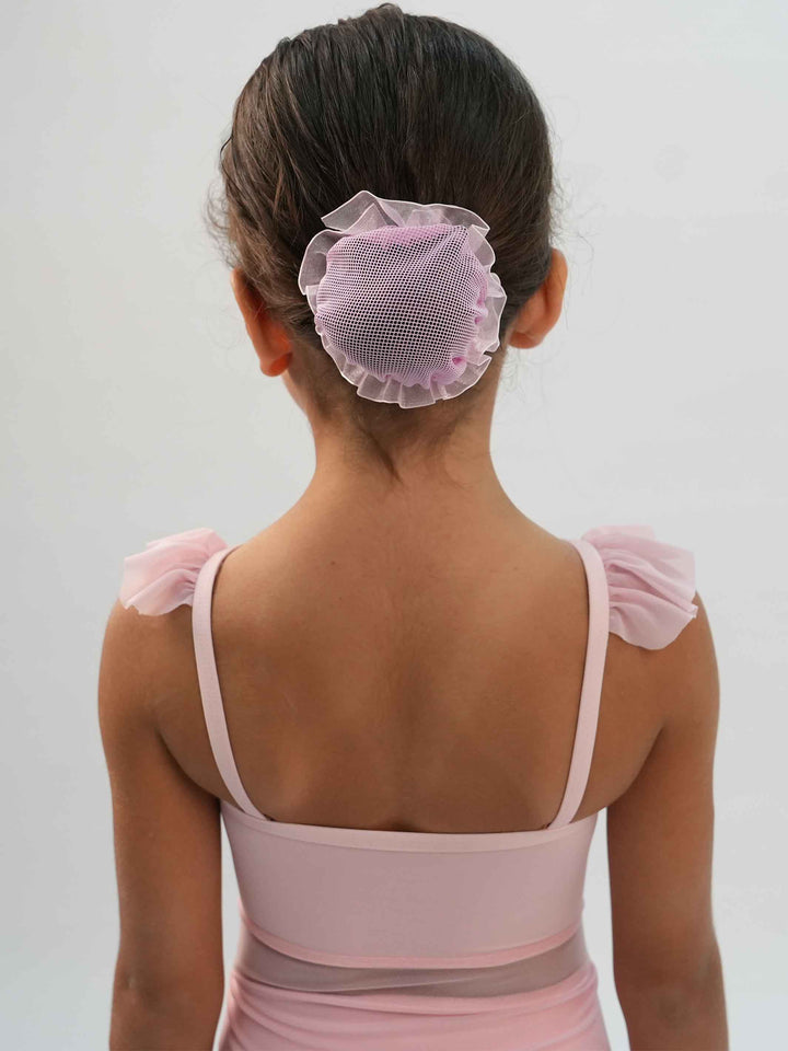 Vestido de ballet camisole avec manches volantes para niña, corsage avec panneau en mesh, falda attachée, design classique avec dos droit et devant en forme de V, couleur rosa clair - gros plan sur la vue arrière
