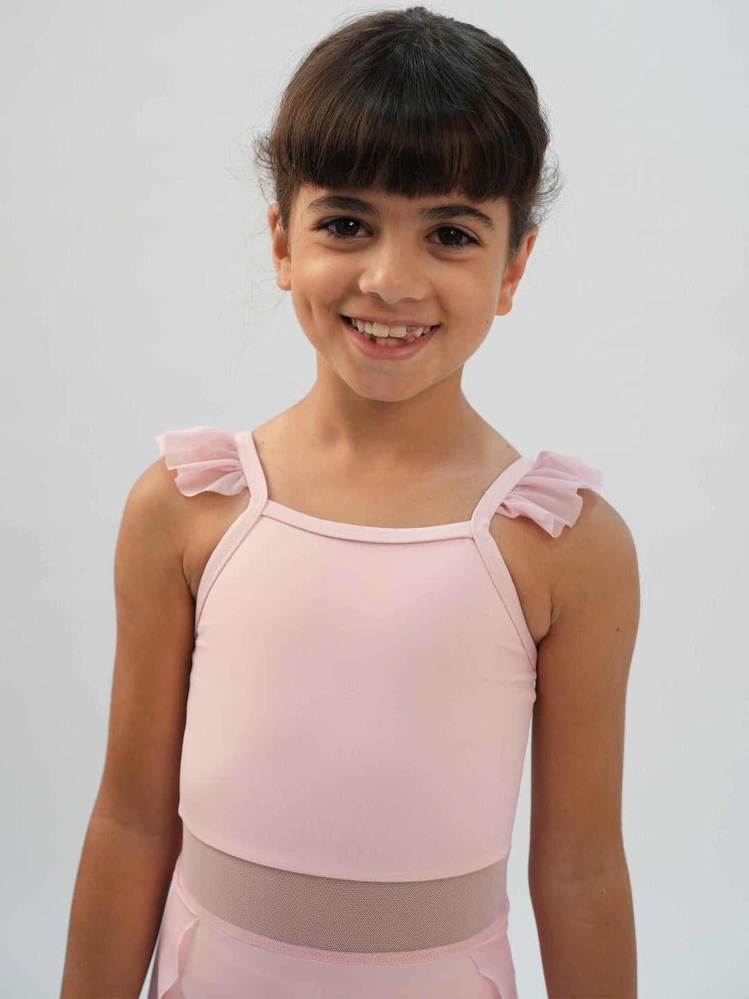 Vestido de ballet camisole avec manches volantes para niña, corsage avec panneau en mesh, falda attachée, design classique avec dos droit et devant en forme de V, couleur rosa clair - gros plan sur la vue de face