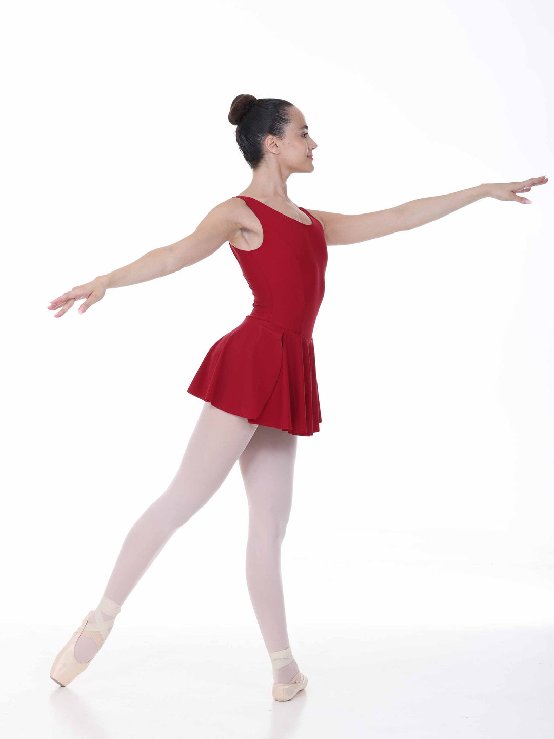Danseuse en movimiento portant une vestido bordeaux de ballet – ligne elegante et silhouette élancée.
