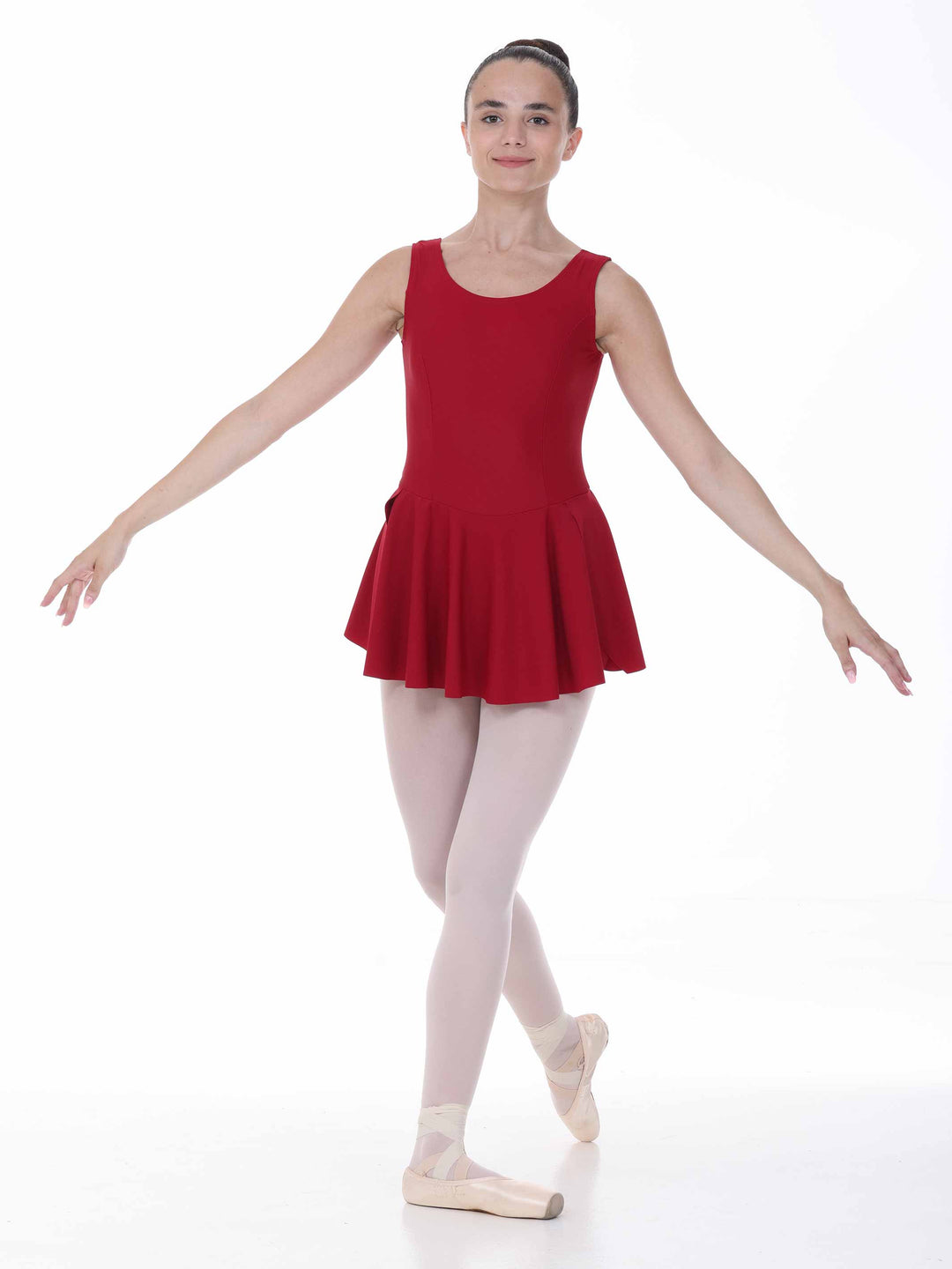 Danseuse en pose classique con une vestido de danse bordeaux – falda fluido y maintien cómodo.