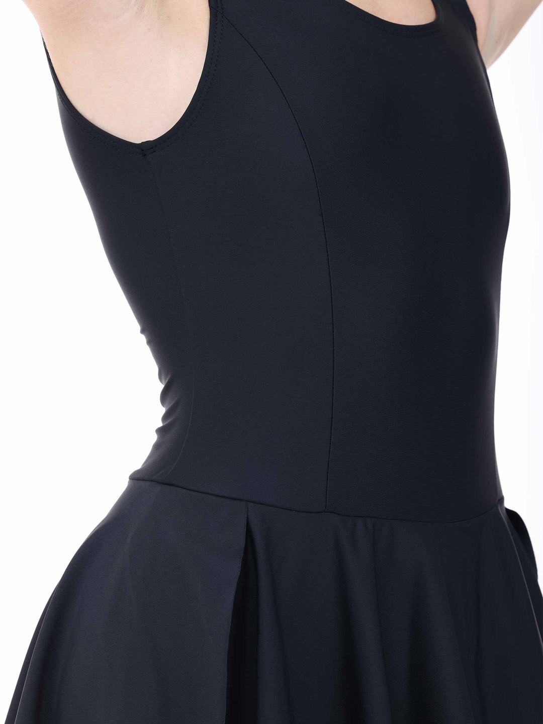 Vue rapprochée du tissu et des coutures d’une vestido de danse negroe – matière stretch et elegante.