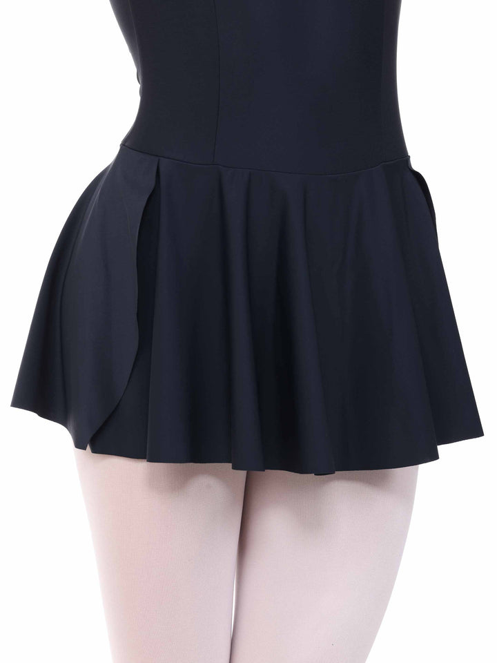 Vue rapprochée d’une vestido de ballet negroe – coutures structurantes y falda fluido intégrée.