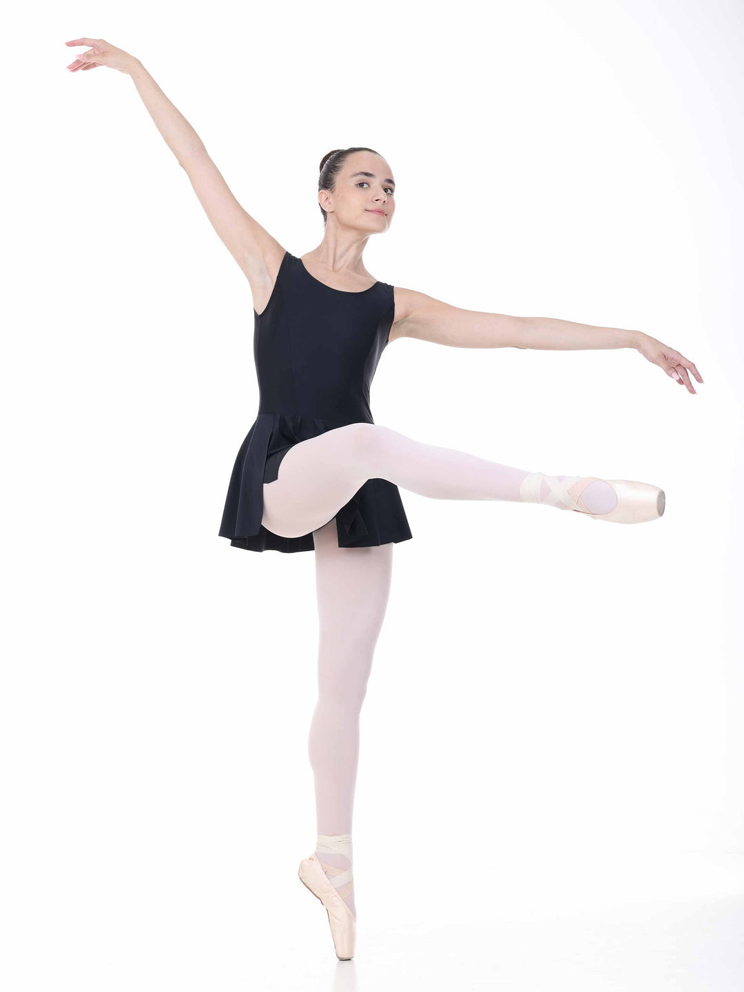 Danseuse exécutant un movimiento de ballet avec une vestido negroe – tenue de escenario et de répétition.