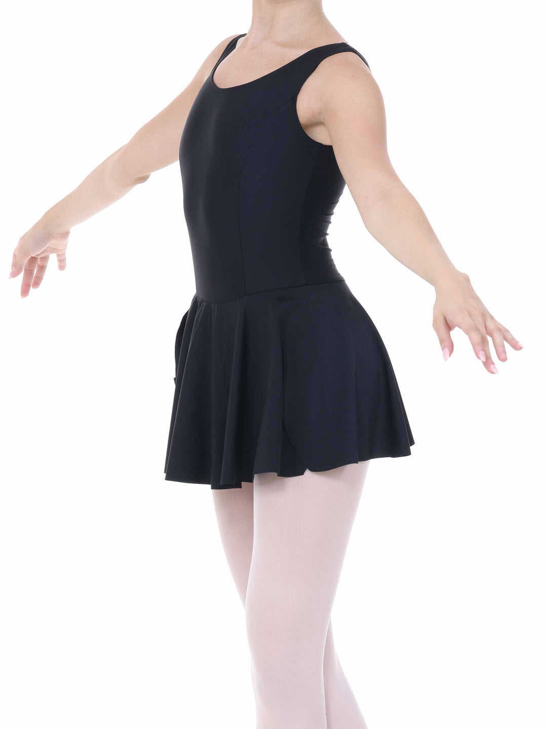 Danseuse en pose classique con vestido negroe fluido – silhouette harmonieuse y falda souple.