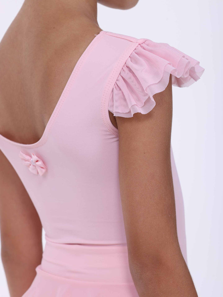 Détail du dos de la vestido de danse rosa clair – petit nœud y manches à volants légers.